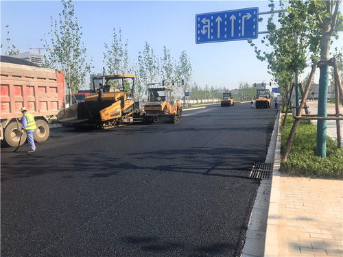 中国水利水电第三工程局基层动态 港务区灞耿路市政工程沥青上面层铺筑圆满完成
